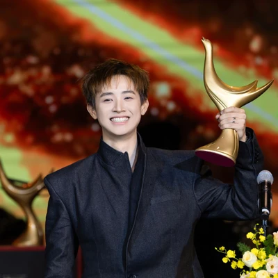 ca sĩ congb tại buổi lễ trao giải cống hiến 2026