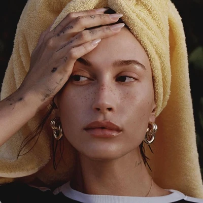 Hailey Bieber với móng tay thủy tinh