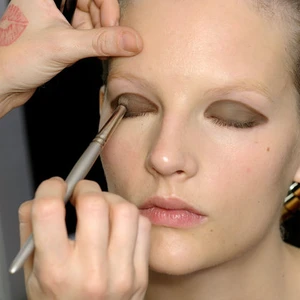 ELLE Daily Tips: Tô màu mắt đậm