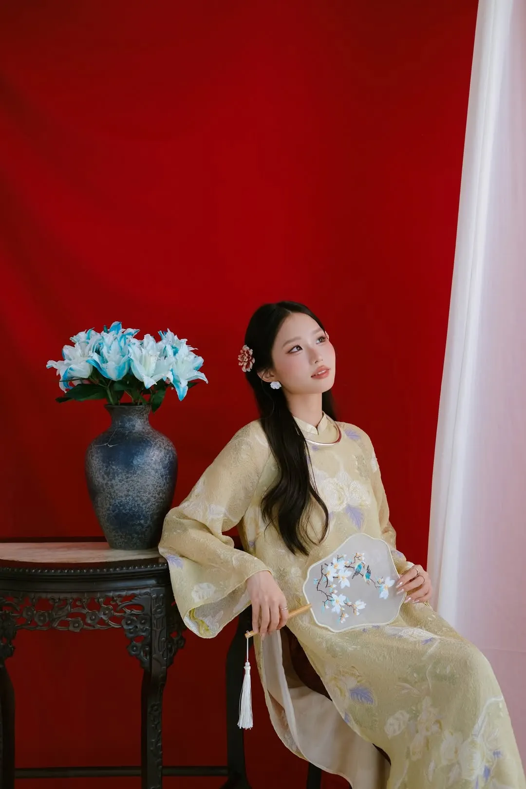 Điểm nhấn vững chãi từ kim loại giúp bộ áo dài trở nên có chiều sâu và đẳng cấp hơn.