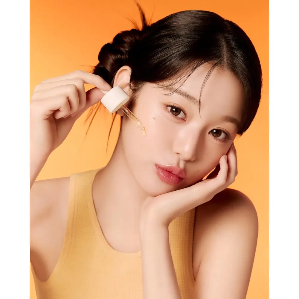 Jang Won Young (IVE) nhỏ tinh chất lên da.