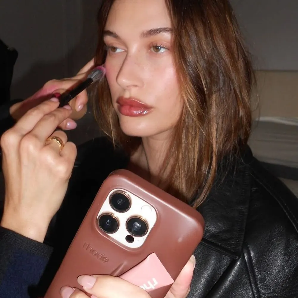 Hailey Bieber trang điểm bằng cây cọ
