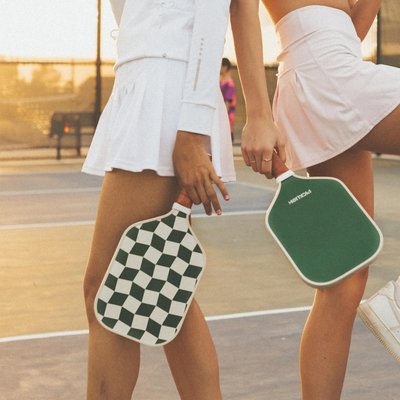 hai cô gái đang đứng cầm vợt - Pickleball