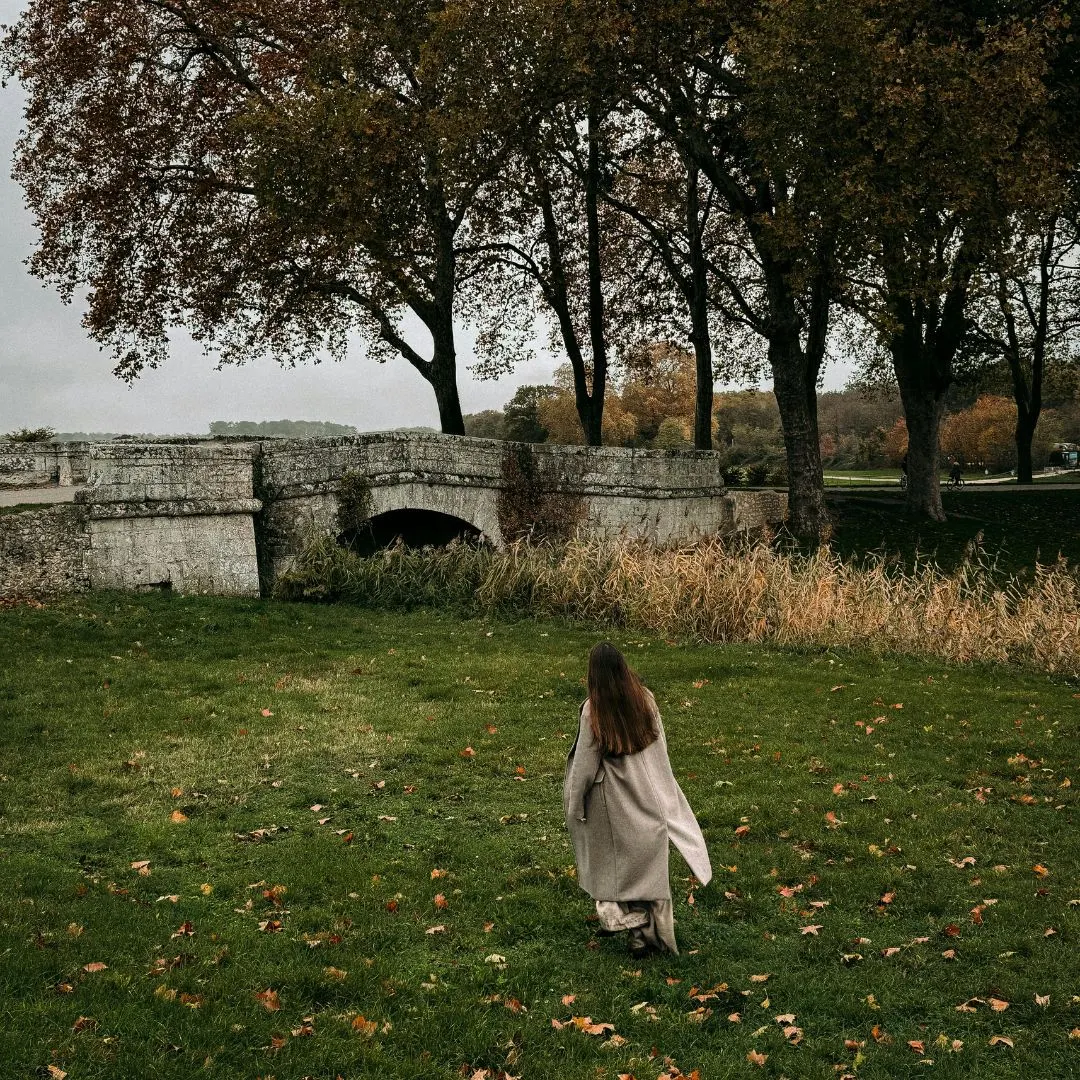 cô gái đi trên thảm cỏ tử vi ngày 21/3/2026