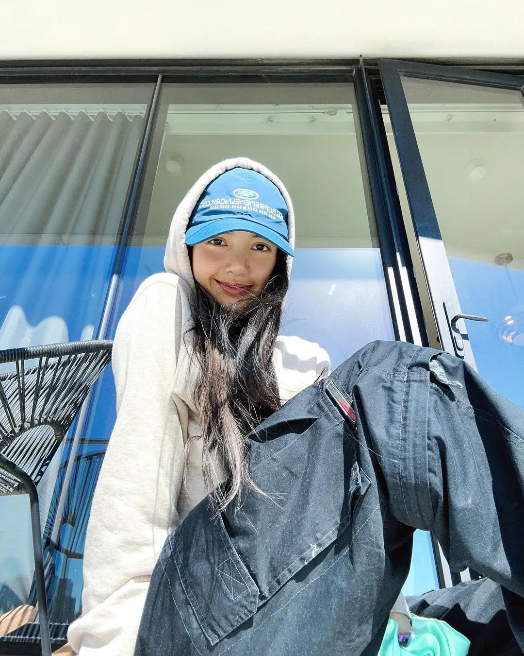 Áo hoodie phối phụ kiện mũ lưỡi trai 