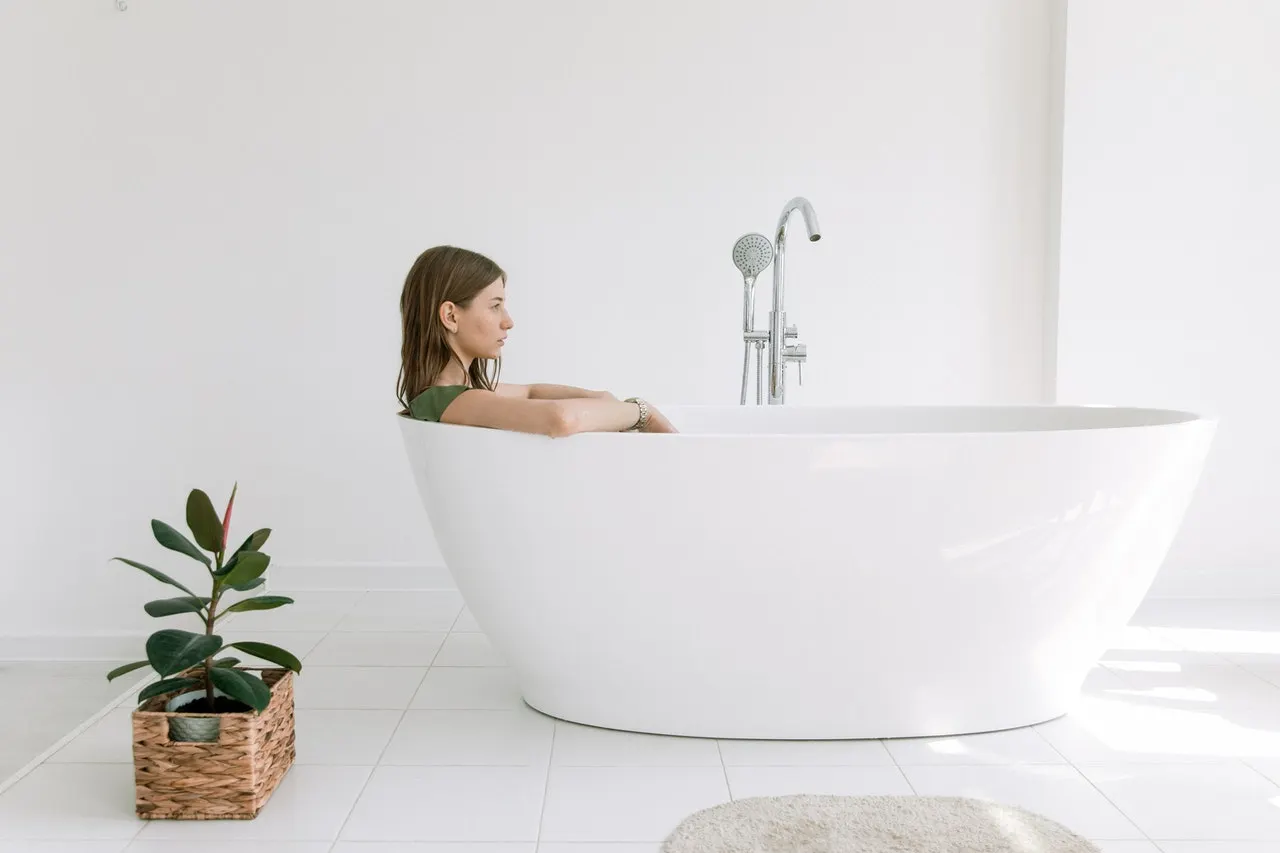 sức khoẻ - phụ nữ trẻ ngâm mình trong bồn tắm