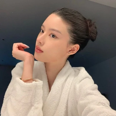 người mẫu Thái với làn da căng bóng