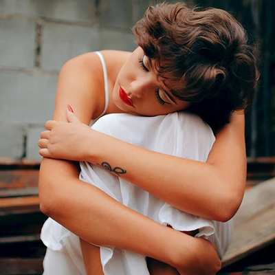 cô gái ngồi buồn bã