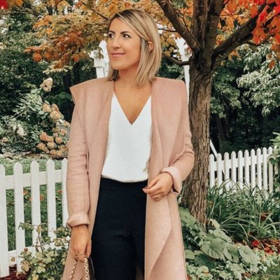 thời trang mùa thu steph sterjovski mặc áo thun trắng và trech coat - ảnh feature