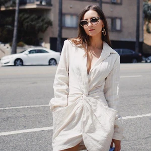 blogger modersvp jumpsuit màu kem túi xách xanh phong cách tối giản - feature