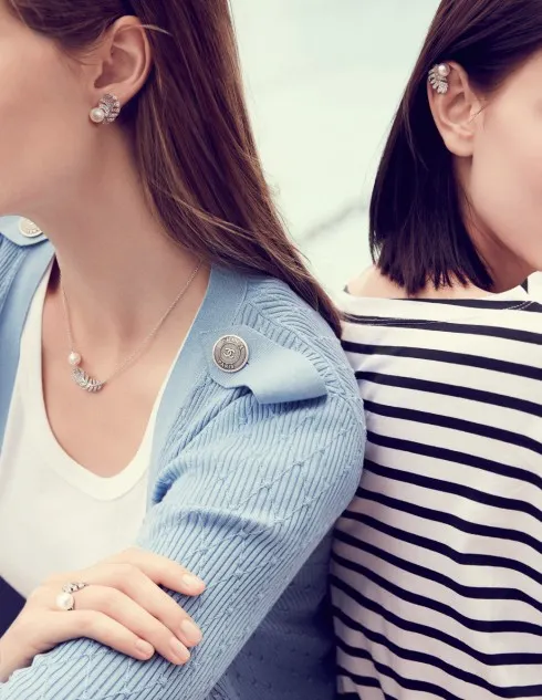 Hoa tai và vòng cổ Perle Plume được thiết kế mềm mại bằng vàng trắng 18K, ngọc trai và kim cương.