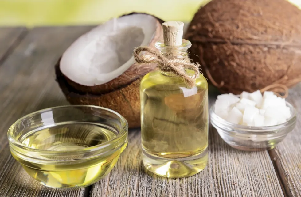 Dầu dừa chứa nhiều chất kháng khuẩn giúp bảo vệ mái tóc chắc khỏe