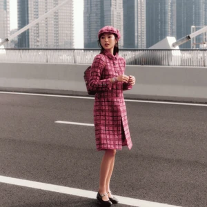 cô gái mặc váy hồng cung hoàng đạo