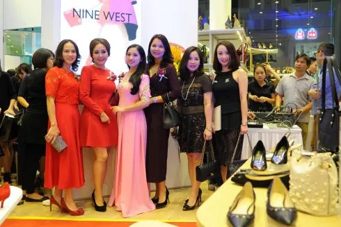 Ca sĩ – Giảng viên âm nhạc Phương Nga (thứ 3 từ trái sang) chia sẻ: tuy cô mới trở thành khách hàng của Nine West thời gian gần đây, nhưng chắc chắn cô sẽ là khách hàng thường xuyên, bởi những thiết kế của thương hiệu đáp ứng đầy đủ tiêu chí mà cô đi tìm trong 1 bộ trang phục: thanh lịch, ấn tượng và luôn nắm bắt xu hướng 