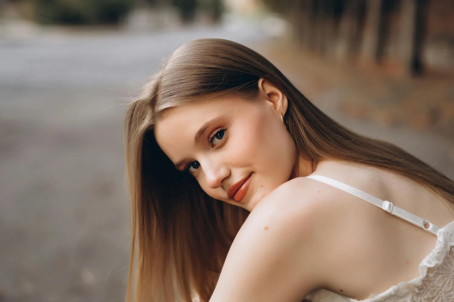 Cô gái tóc nâu nhìn thấy sự phát triển của bản thân.