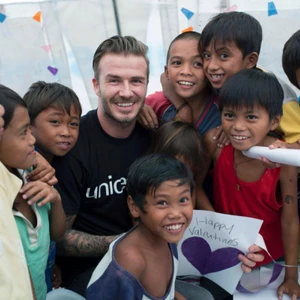 Trong chuyến đi đến Philippines vào tháng 2 năm nay, anh đã chơi bóng đá với trẻ em giữa sân trường đã bị tàn phá vì bão, tham gia vào các lớp học và giúp phân phát những cuốn sách bài tập....