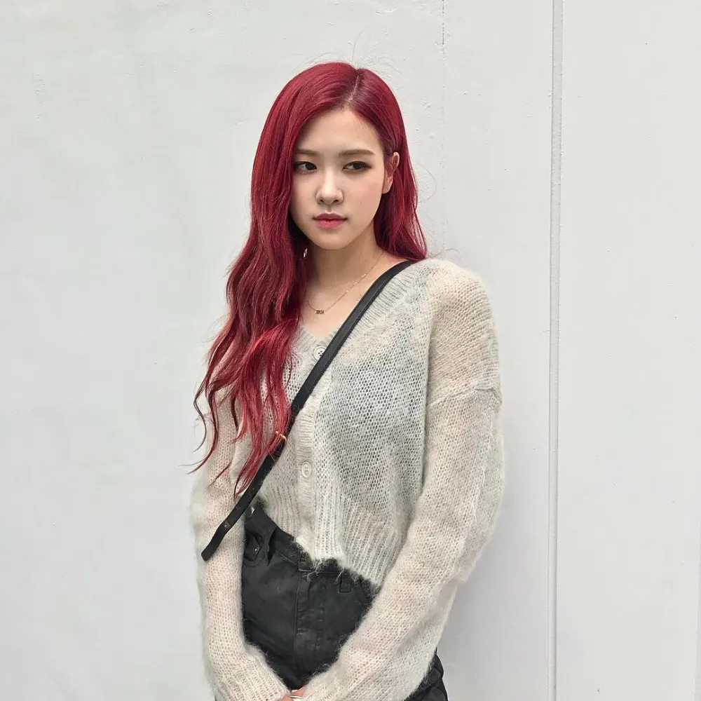 Rosé (BLACKPINK) với mái tóc đỏ.