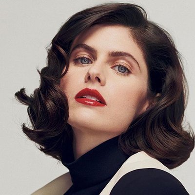 Vẻ đẹp của "nàng thơ nước Mỹ" Alexandra Daddario
