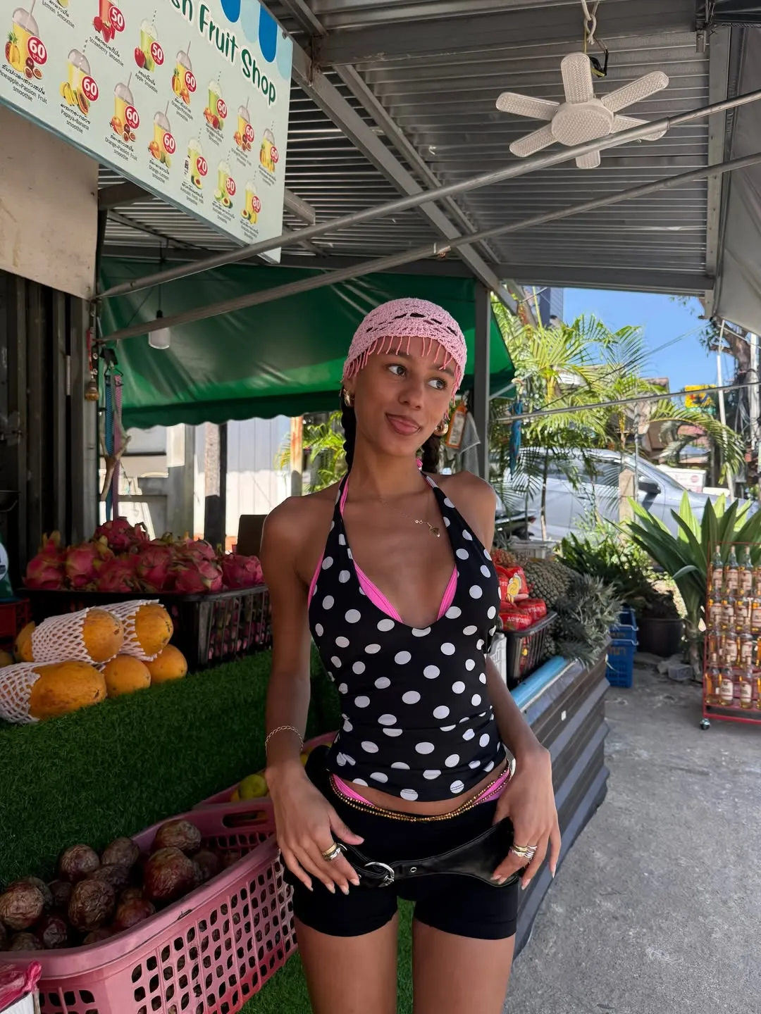 Mũ Crochet ôm sát giúp cố định mọi sợi tóc không nghe lời, mang lại vẻ ngoài tinh tế và đầy chiều sâu.