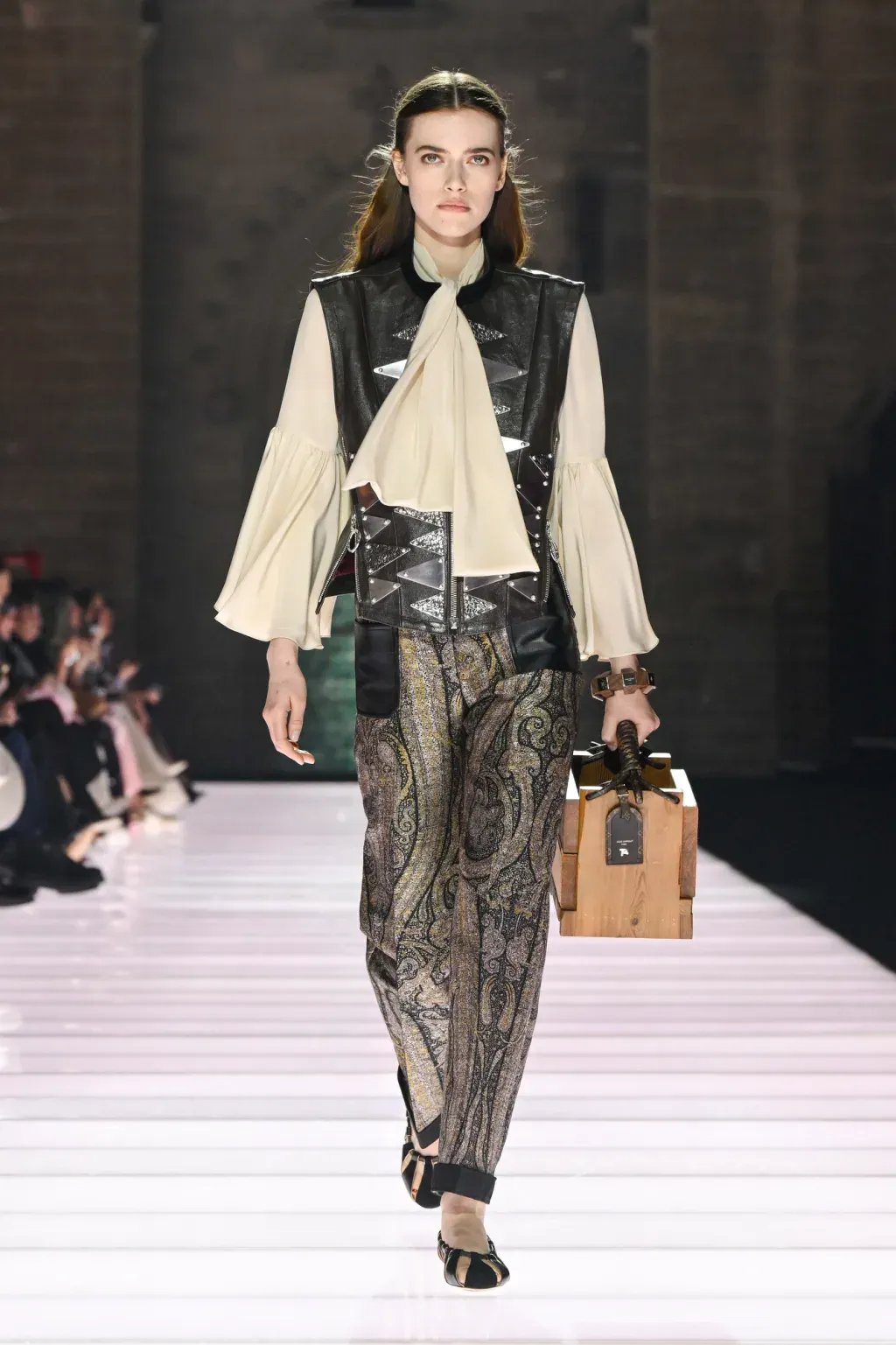 váy xuyên thấu louis vuitton cruise 2026