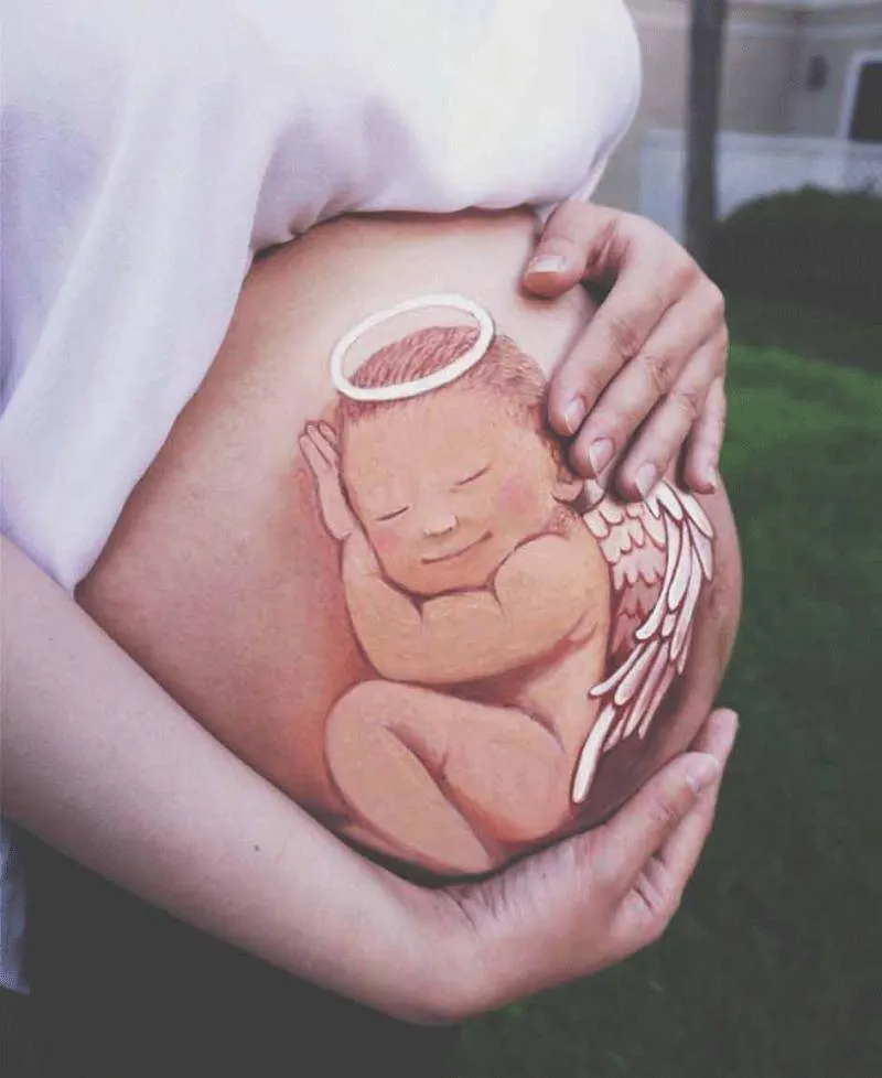 Hình xăm này liệu có còn nguyên vẹn sau khi đứa bé chào đời?