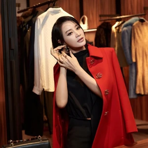 Kim Hye-soo tạo dáng với hoa tai khoe nhan sắc thanh lịch ở tuổi 55.