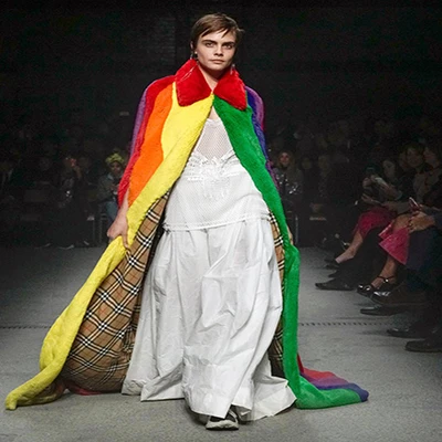 "Chiến binh cầu vồng" Cara Delevingne trở lại sàn runway của thương hiệu Burberry