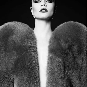 Brad Pitt muon chieu mo Cara Delevingne ve cong ty cua anh – ellevn - 01