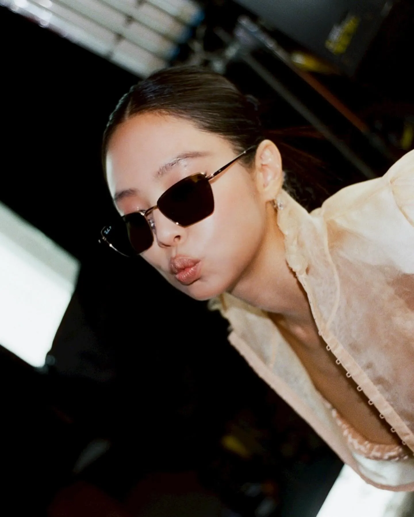 Vẻ đẹp thanh tú của Jennie - Đại sứ toàn cầu của Ray-Ban phần nào lộ rõ hơn qua thiết kế kính mát gọng kim loại. (Ảnh: @jennierubyjane)