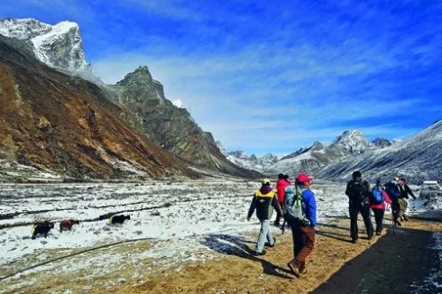 Mang gì khi leo núi Everest 