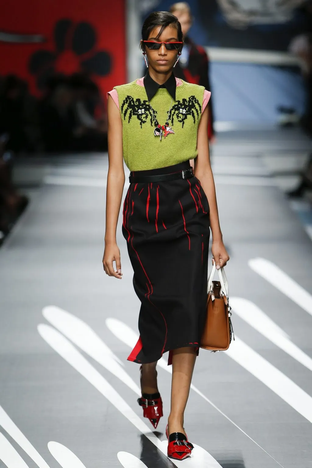 Prada Ready-to-wear Xuân 2018: Tính nữ được suy tôn bởi sự mạnh mẽ và náo nhiệt