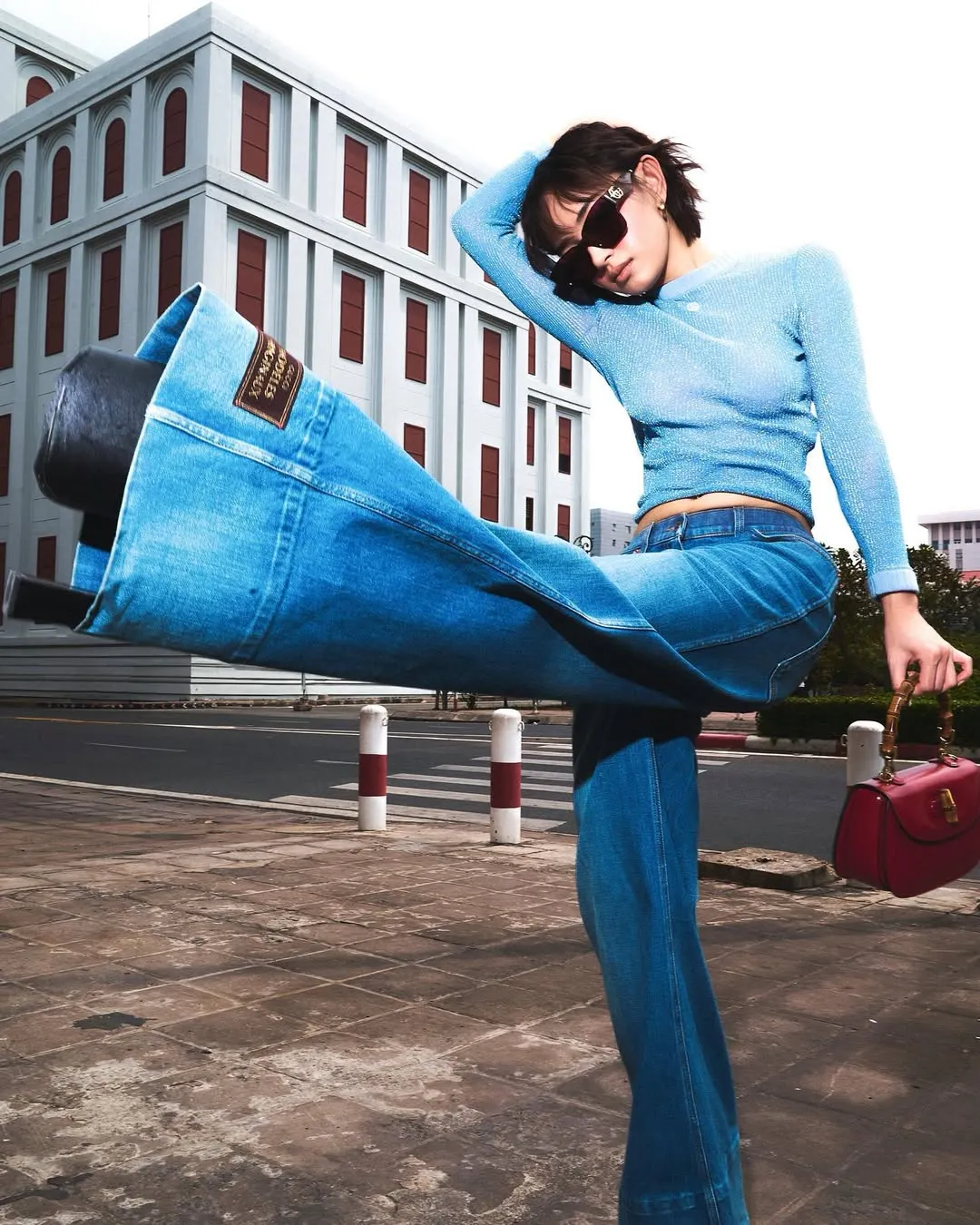 chaubui_ diện quần jeans ống loe 