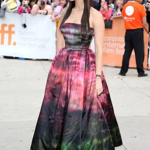 Thời trang thảm đỏ của Jen khi tham dự lễ ra mắt phim “Silver Linings Playbook” tại Tuần lễ Toronto International Film Festival ở Roy Thomson Hall, Toronto, Canada (8/9/2012).