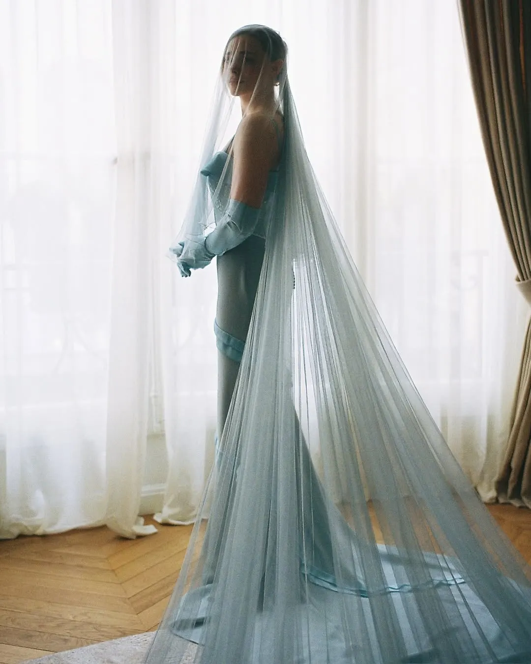 váy cưới xanh Chloë Grace Moretz và <mark class=