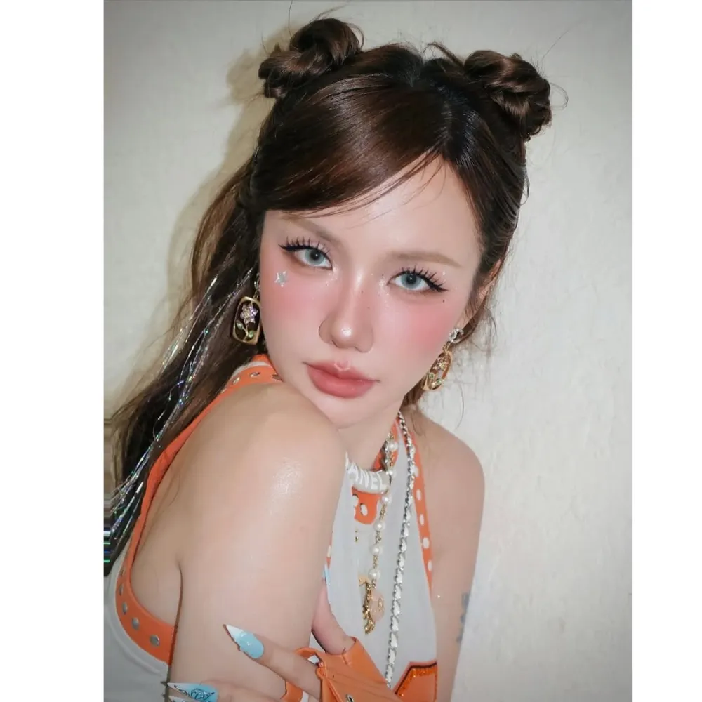 Ca sĩ Phương Ly diện tóc búi pucca nửa đầu khi tham gia chương trình Em xinh say hi.
