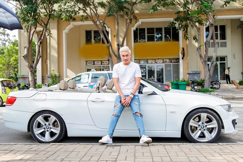 Nhân vật Hoàng trong Em chưa 18 là một tay chơi chính hiệu, với chiếc quần Jean rách, chỉ cần thêm một chiếc áo thun basic và đôi giày bata màu trắng để hoàn thiện set đồ cực kì năng động này.