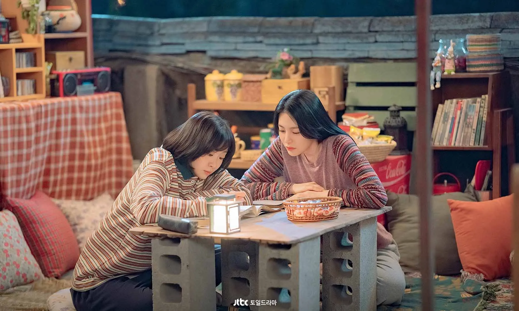 Kim Da Mi và Shin Ye Eun trong phim hàn trăm mảnh ký ức vietsub elle