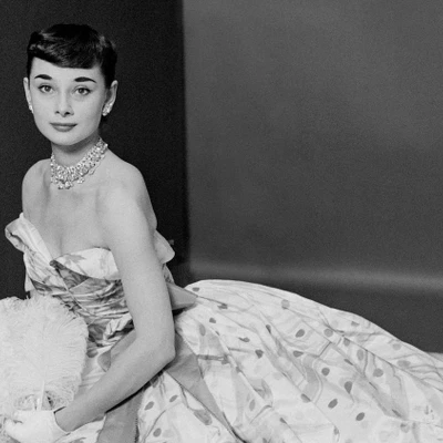 váy cưới của audrey hepburn