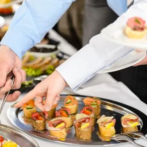 8 điều cần lưu ý khi tham dự tiệc buffet