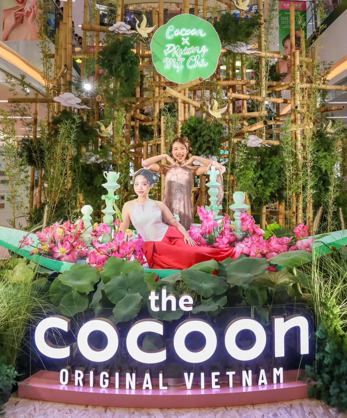 Ca sĩ Phương Mỹ Chi tạo dáng cùng booth Cocoon.