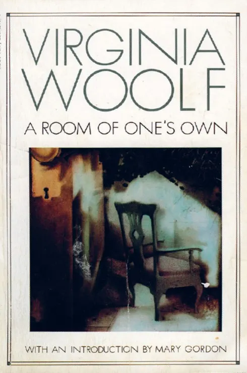 Cuốn sách gối đầu giường: A room of One’s own Cuốn sách của tác giả người Anh Virginia Woolf nói về bí quyết để trở thành người phụ nữ độc lập. Ở Hàn Quốc nam giới luôn chiếm ưu thế hơn trong xã hội, phần lớn phụ nữ sau khi lập gia đình sẽ ở nhà chăm chồng con và phụ thuộc vào người đàn ông của mình. Tôi thì không muốn như vậy. Cuốn sách này luôn nhắc nhở tôi về sự độc lập của mình.