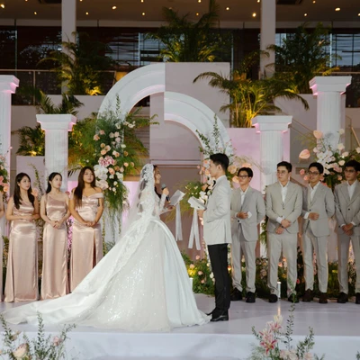cặp đôi trong lễ tuyên thệ tại tiệc cưới