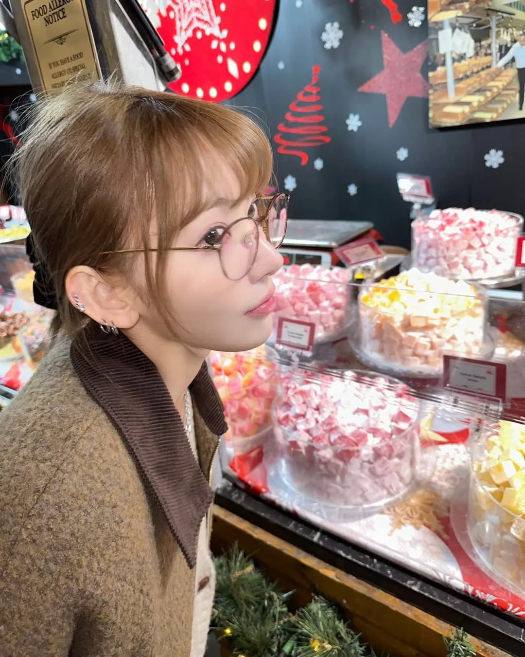 gọng kính trên dày dưới mảnh