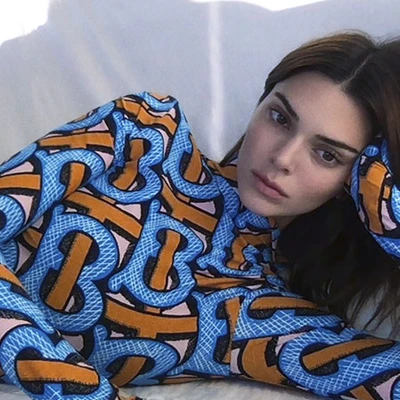 Kendall Jenner trong BST Burberry TB Summer Monogram