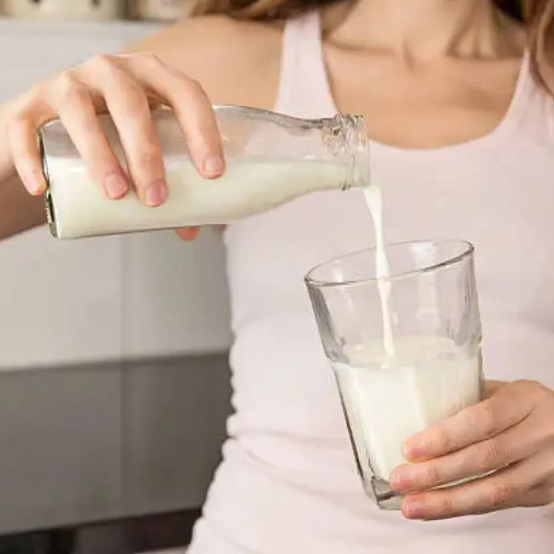 cô gái đang rót sữa