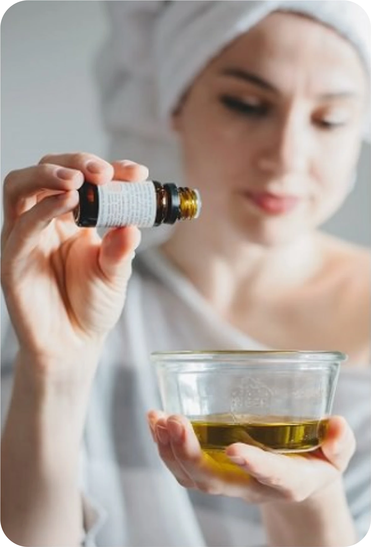 Sử dụng tinh dầu hương thảo bằng nhỏ 5-8 giọt dầu hương thảo vào dầu gội hoặc dầu xả của bạn