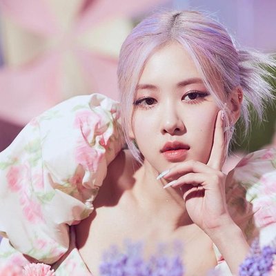 cô gái ngồi giữa hoa