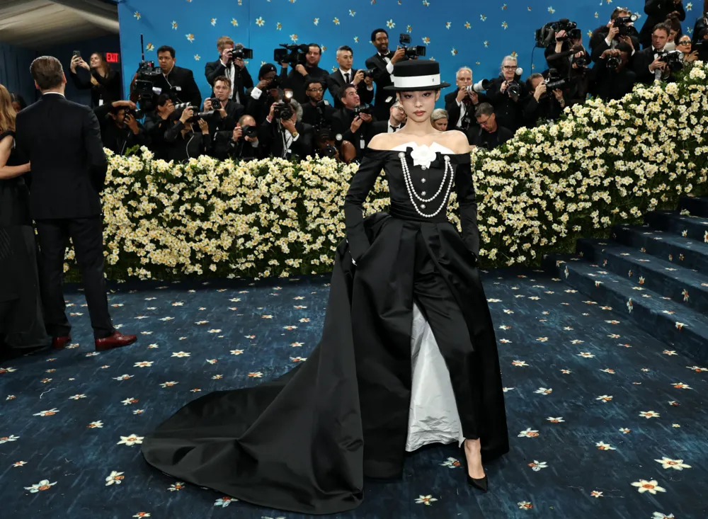 jennie diện mũ tại met gala 2025