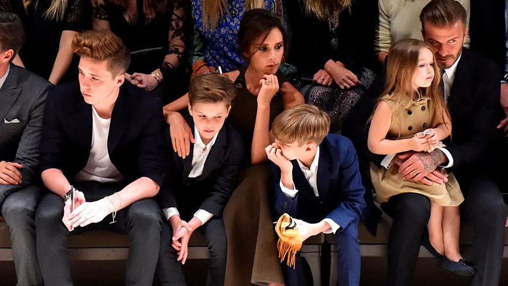 Victoria Beckham thừa nhận đã từng bơm ngực và bị bắt nạt ở trường