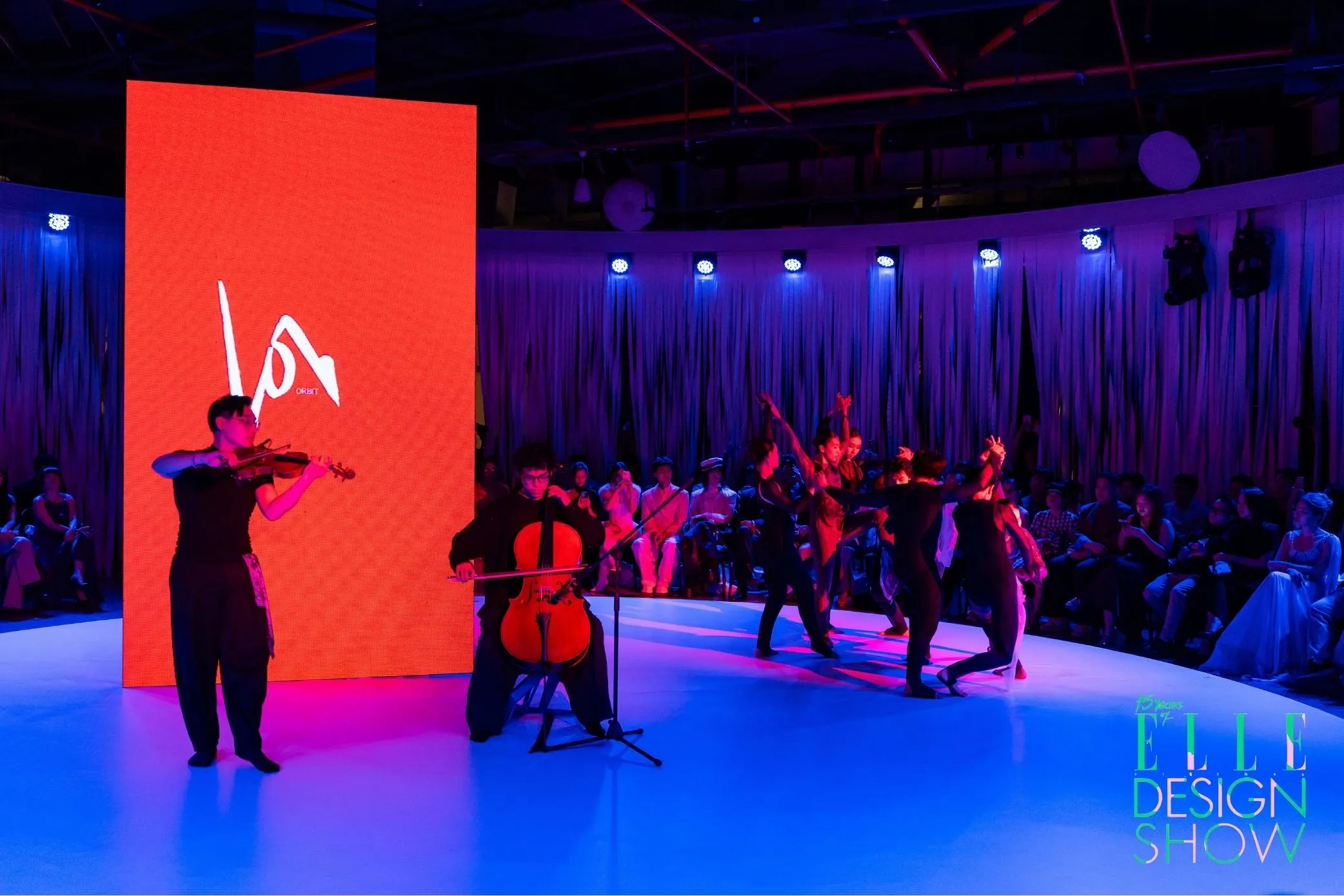 Phần trình diễn múa đương đại của biên đạo Lê Mai Anh, hòa quyện trong tiếng đàn du dương của violinist Trí An và cellist Chí Nguyễn